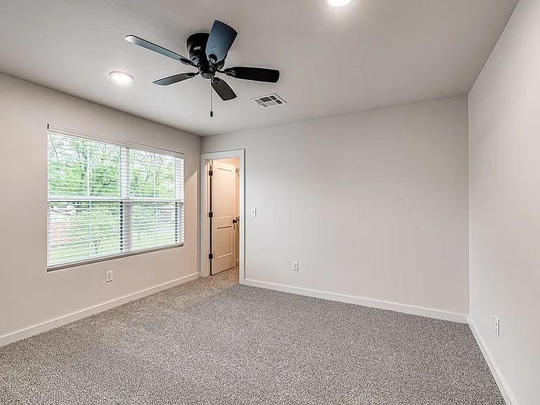 614 W 2nd St #110 — Photo 34