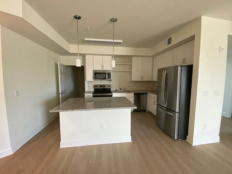 San Carlos Apartments — Photo 27