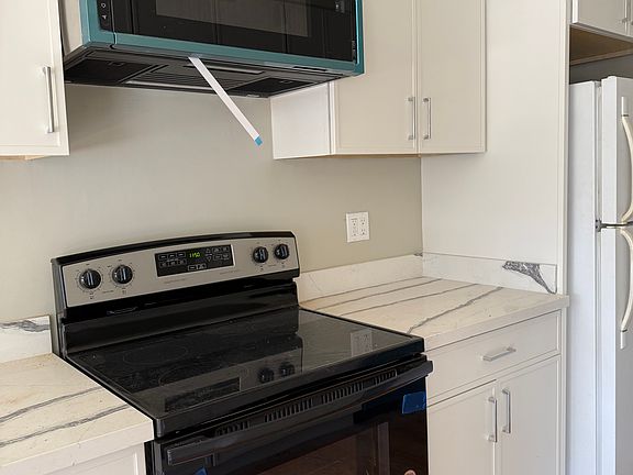 3rd image of 828 Anza St APT 1