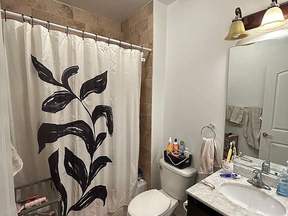 4th image of 3927 N Clarendon Ave APT 3R