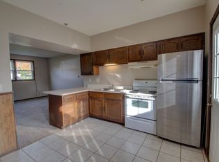 808 Davenport St APT B, Le Claire, IA 52753