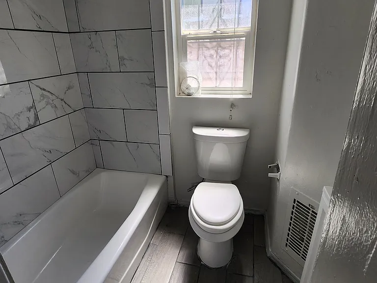 1643 W Mountain View Rd #7 — Photo 3