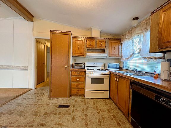 5th image of 37 Hickory Ln