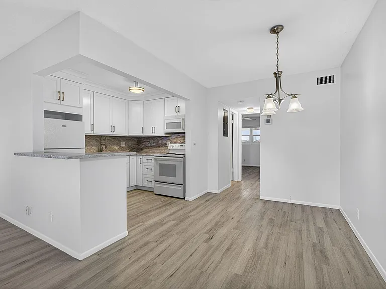100 Shore Ct #307 — Photo 13