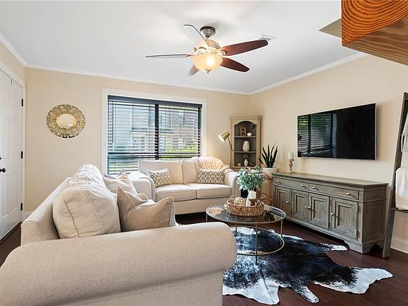 4th image of 201 Pineridge Ct #201