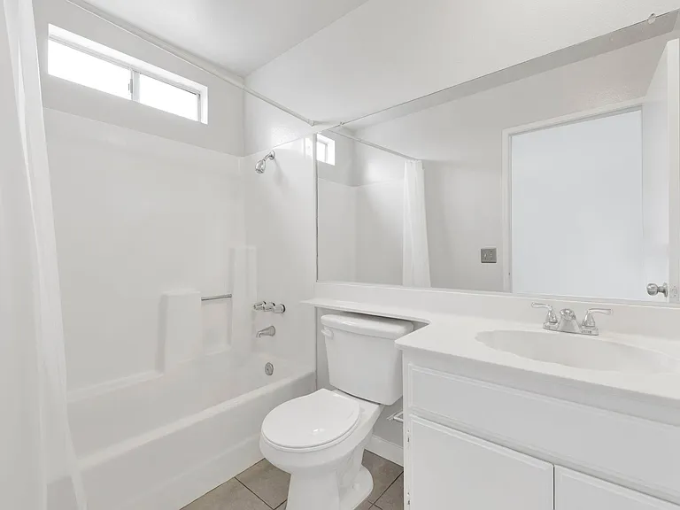 1561 W Jefferson Blvd — Photo 22