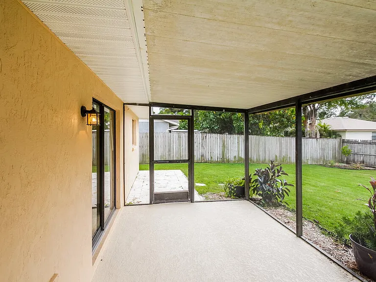 4249 Lancaster Dr — Photo 15