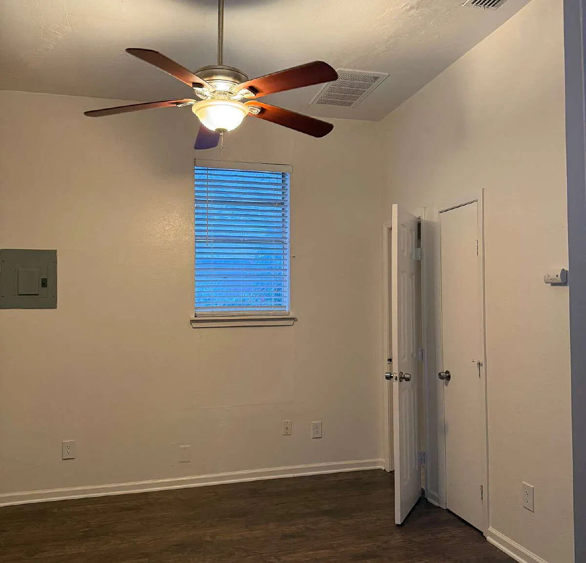 Studio, 1.0 bath, $650 — Photo 4