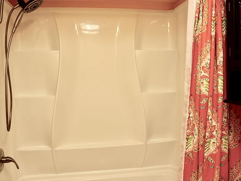 Hall Bathroom with Bathtub/Shower
