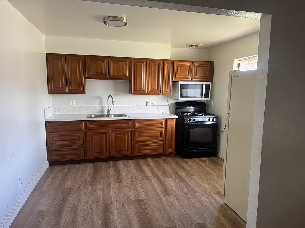 Kitchen - 921 Harris Ave
