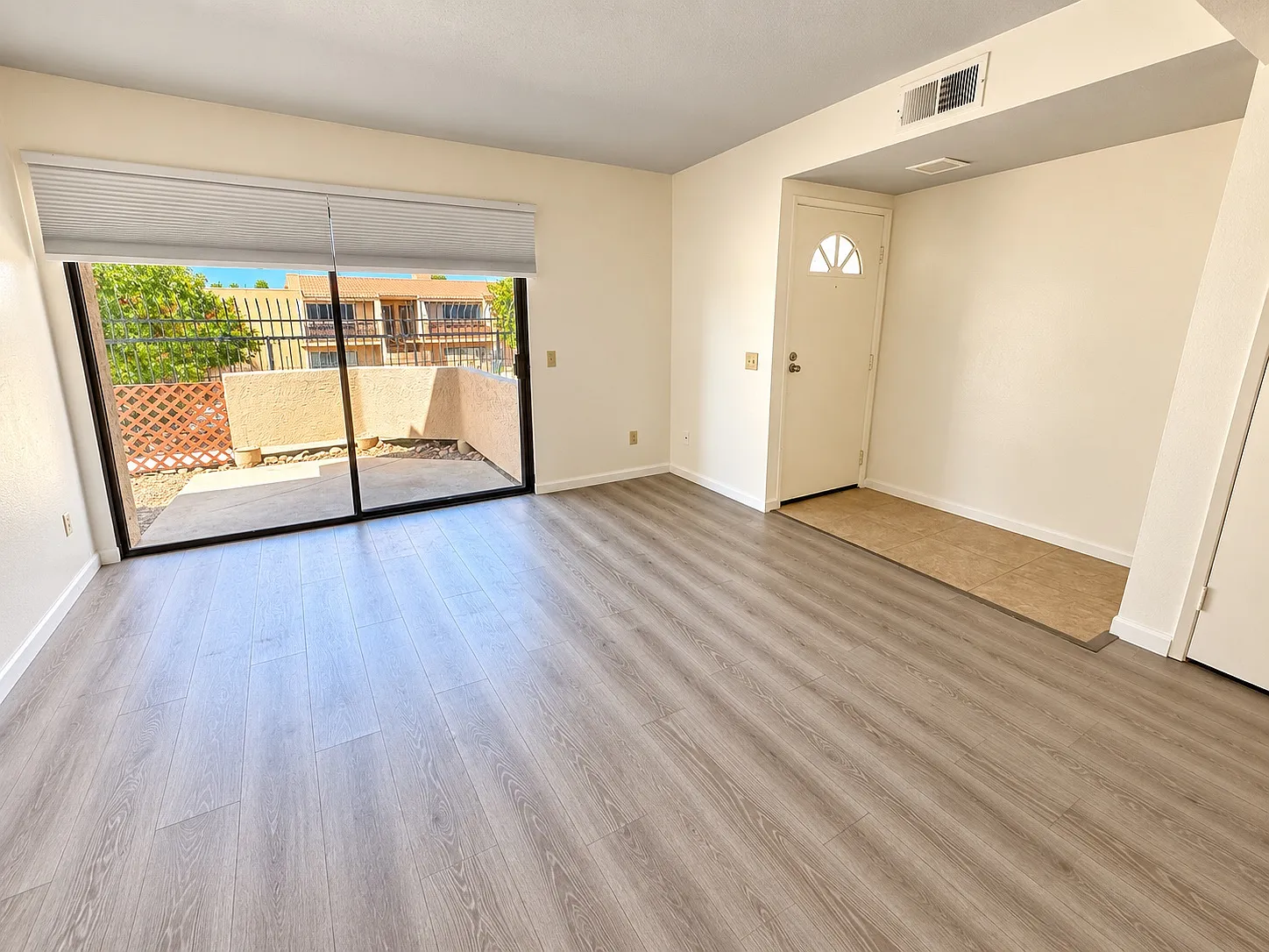 2 bed, 810 sqft, $2,300 — Photo 2