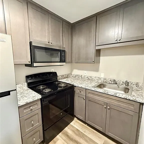 103 E 7th St #1 — Photo 7