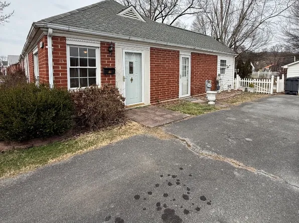 305 Cherokee Village Dr, Kingsport, TN 37660