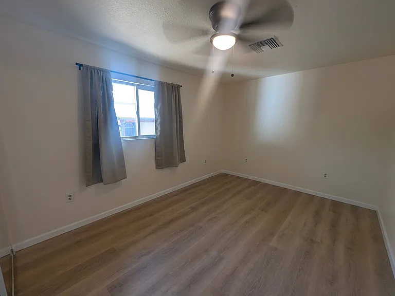 139 E Springdale Dr — Photo 13