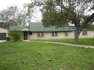 739 N Park St, Uvalde, TX 78801