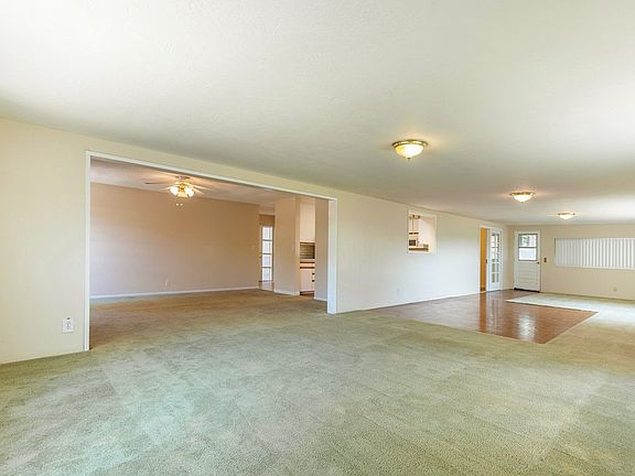 5th image of 370 Hidden Lake Ln