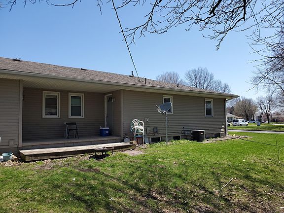 3rd image of 906 SE Belmont Dr #906