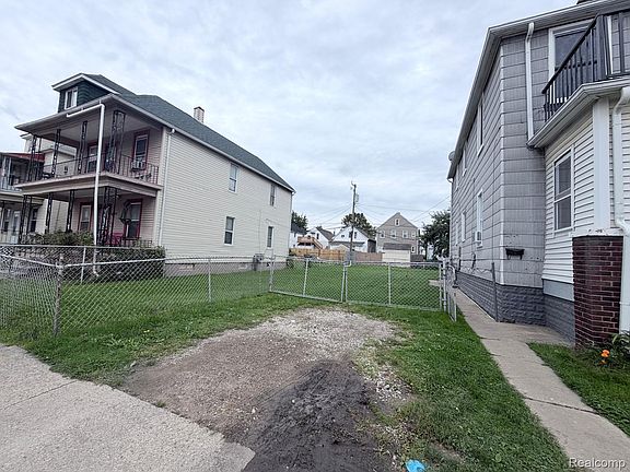 3rd image of 2094 Trowbridge St