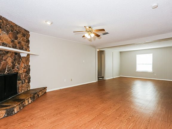 3rd image of 1307 Columbine Ct