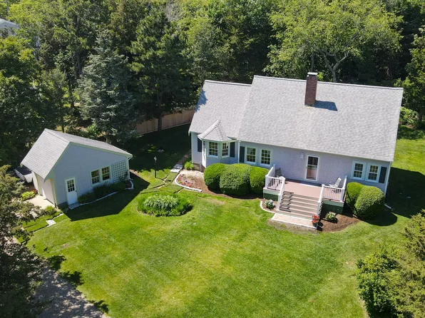 83 Wing Rd, Oak Bluffs, MA 02557