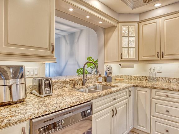 5th image of 5640 Golf Pointe Dr Unit 101