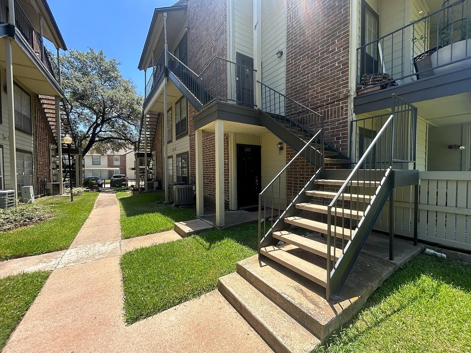 1 bed, 734 sqft, $1,300 — Photo 3