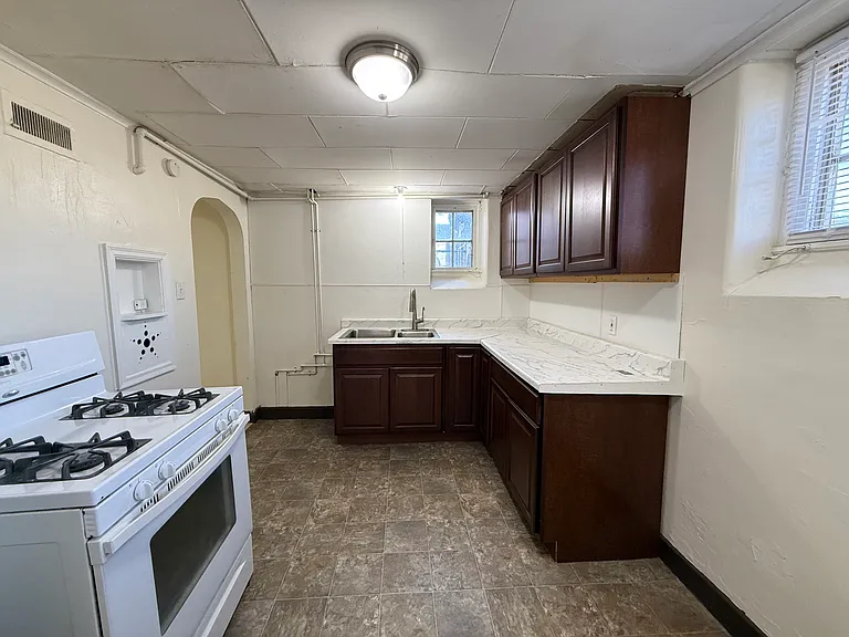 231 W 4th St #4 — Photo 16