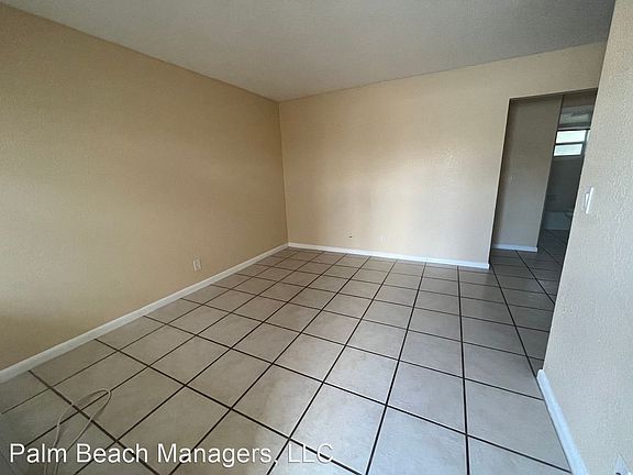 4th image of 700 S Broadway APT 2