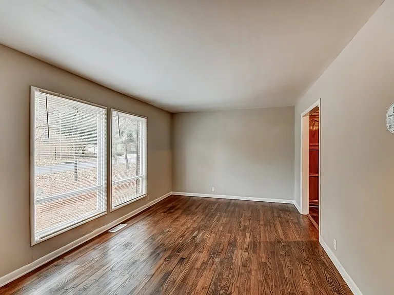 909 Winchester Dr — Photo 6