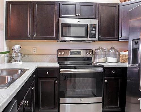 3rd image of 2819 SE 1st Dr Unit 27