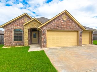 904 SW 13th St, Moore, OK 73160