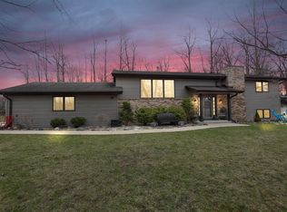 11548 N Laguna Dr, Mequon, WI 53092