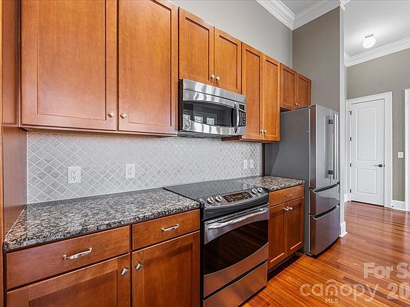 5th image of 2810 Selwyn Ave Unit 418