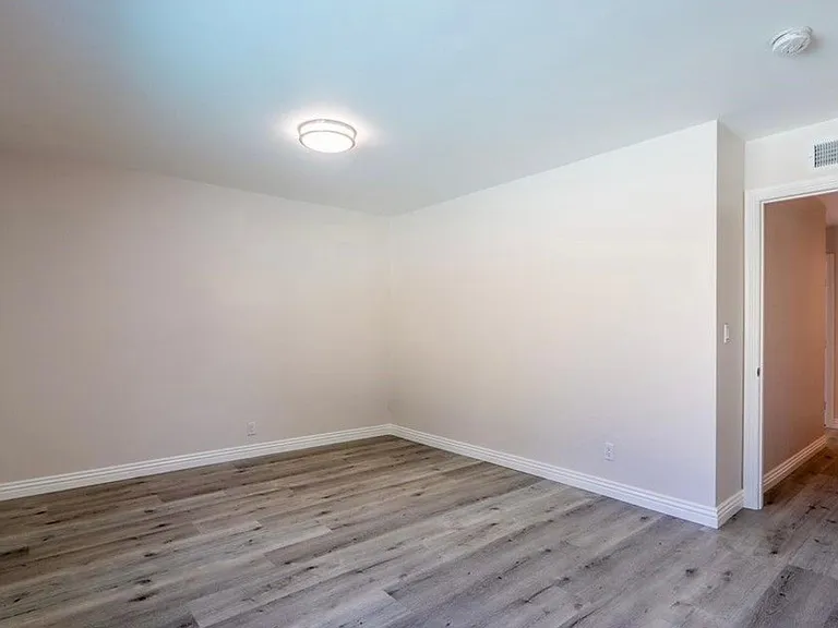 801 E Hood Ave — Photo 8