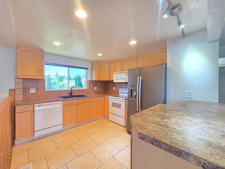 5621 N Hemlock St — Photo 7