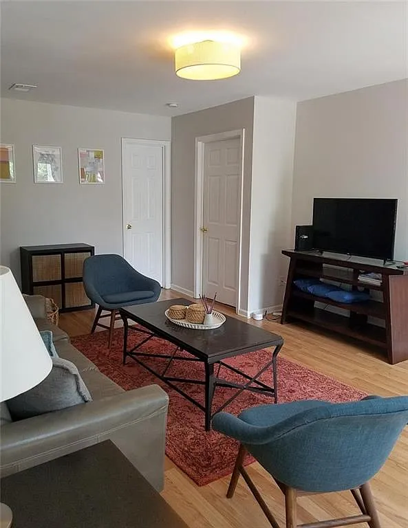 4 bed, 4.0 bath, 1600 sqft, $3,200 — Photo 3