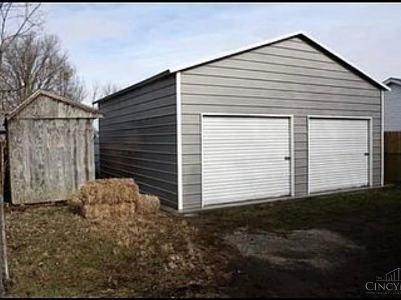 2nd image of 2477 Maple St