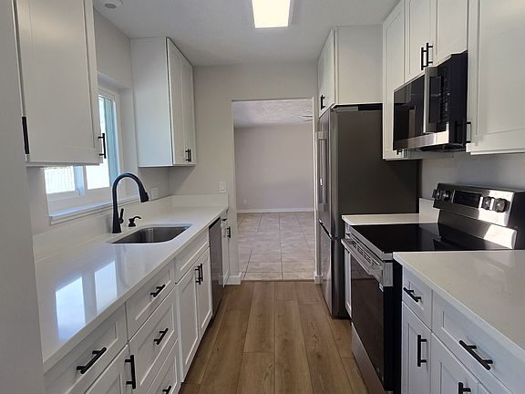 4th image of 802 W 17th St