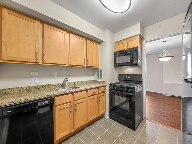 100-york-apartment-y708-4r