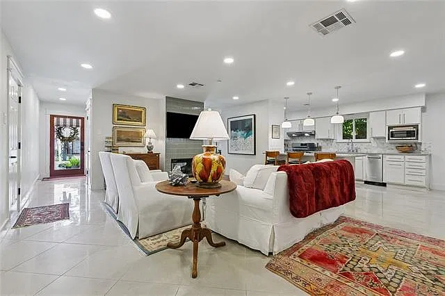 3 bed, 2.0 bath, 1870 sqft, $2,900 — Photo 4