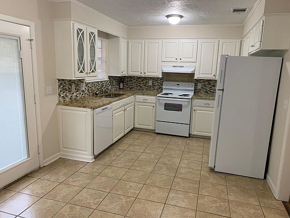 3rd image of 124 Thousand Oaks Cir