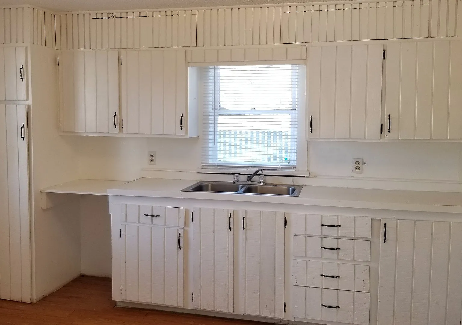 Adorable Home On Large Lot — Photo 2