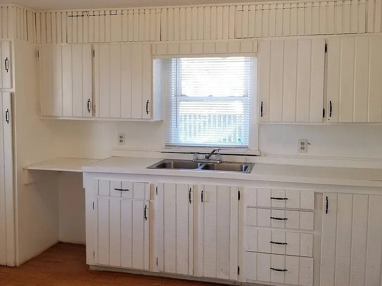 1105 Wallace St — Photo 2
