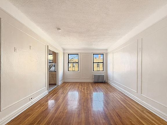 LIVING ROOM / DIFFERENT ANGLE (UN-STAGED)