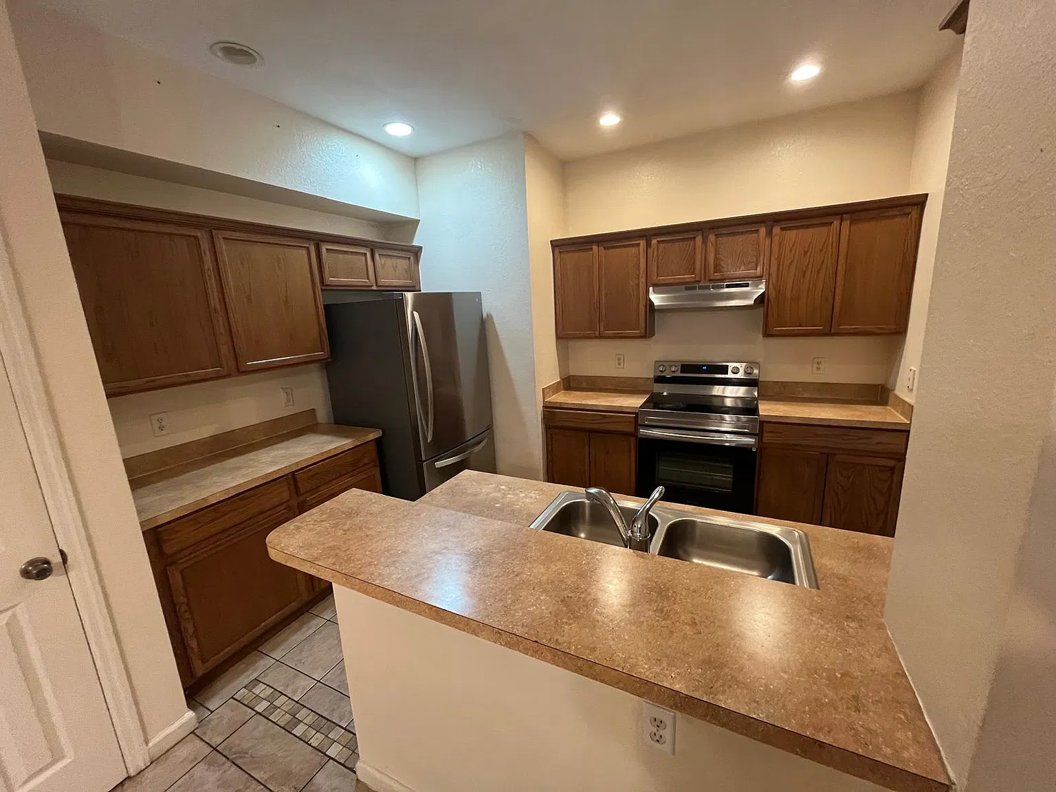 3 bed, 2.5 bath, 2013 sqft, $1,975 — Photo 3