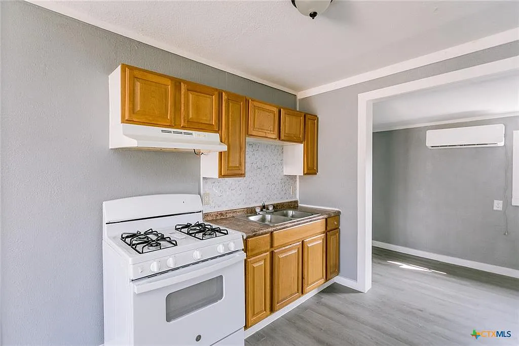 1002 Pine Street - 9 — Photo 2