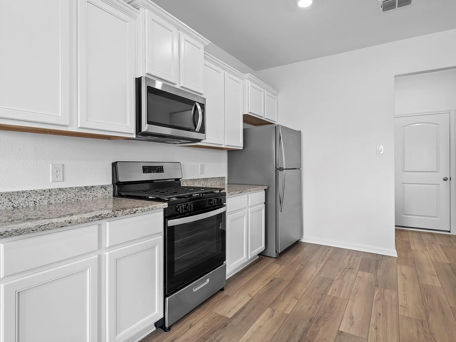 4 bed, 2.5 bath, 2356 sqft, $2,495 — Photo 3