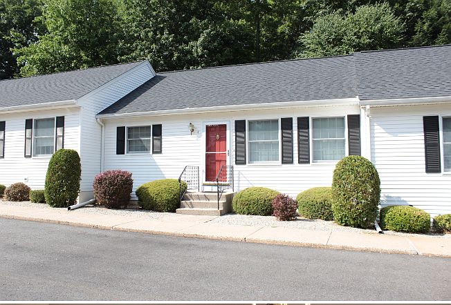 1st image of 4 Rosewood Ln