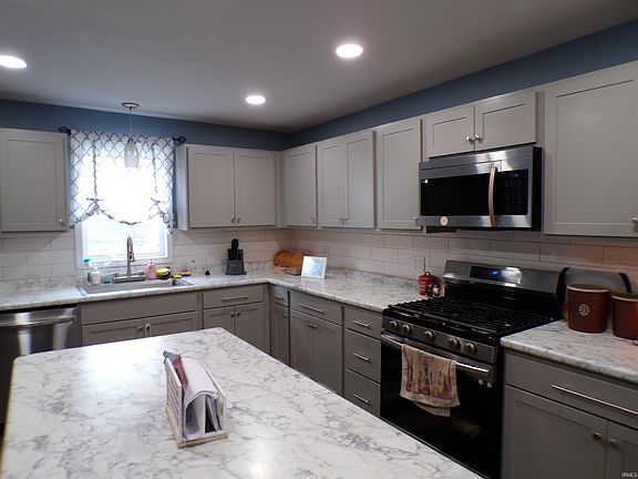 4th image of 601 E 3rd St