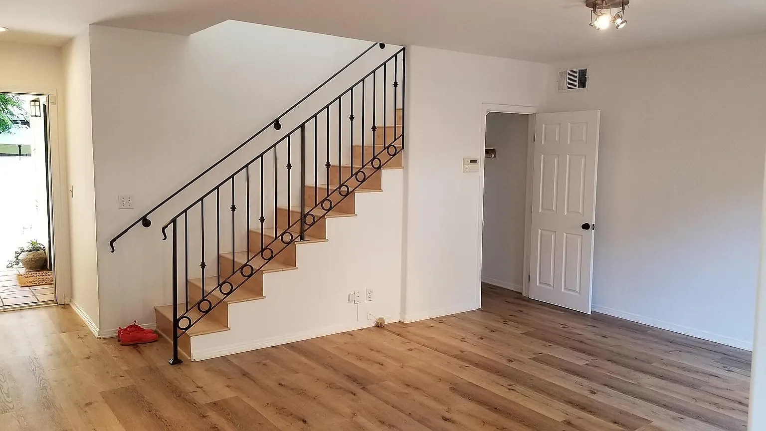 2 bed, 1100 sqft, $3,995 — Photo 2